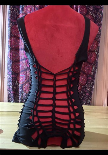 Remember that time, before the algorithm shifted when Tik Tok knew exactly where to push my content? Those were the days… (approximately 7 days ago to be exact 😉) #fallinginreverse #metalcore #2000sthrowback #altbaddie #emo