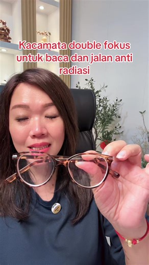Kacamata Double Fokus: Baca dan Jalan Anti Radiasi