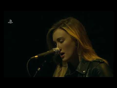 Ashley Johnson & Troy Baker - Wayfaring Stranger (Live from PSX 2017) [Subtitulado al Español]