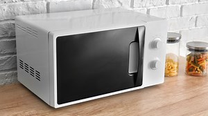 Can You Put Glass in the Microwave? – When To and When Not To | Cooks Dream