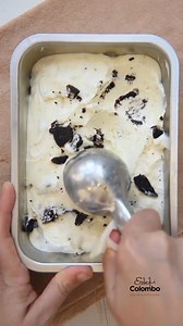 🤤🍨 HELADO COOKIES & CREAM sin máquina deliciosos con solo 3 ingredientes….. y por supuesto también les enseño cómo hacer la CAPELINA . Hoy la heladería está en tu casa 🏠 Ingredientes ✍ 🍨Helado Leche condensada 1 lata Crema de leche 500 ml Galletitas de chocolate a gusto Capelina ✍ Clara 2 u Manteca derretida 60 g Azúcar 60 g Harina 0000 60 g | Estefi Colombo