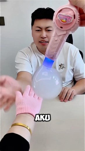 Asyik Rebutan Tangkap Gelembung Asap, Ternyata Rahasia Biar Nggak Pecah Bikin Melongo!