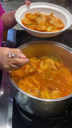 Esta receta describe cómo hacer una sabrosa y sustanciosa sopa de camarones y vegetales, Sopa de Camarones con Vegetales. El plato incluye camarones sin pelar, papas, zanahorias, calabaza verde y amarilla, tomates y una variedad de chiles, junto con una mezcla de hierbas y especias. Para preparar el plato, se hierven los chiles guajillos y los tomates, y luego se muelen con las especias secas y la cebolla. Las verduras y los camarones se cocinan en una olla con aceite, cebolla y ajo salteados y 