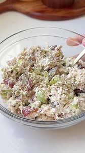 This easy Greek yogurt chicken salad uses protein-rich Greek yogurt instead of mayo. It’s lighter in calories, but still loaded with flavor. | Eating Bird Food