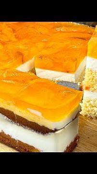 Prajitura cu jeleu de caise si piersici alaturi de o crema simpla din iaurt.