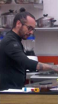 Chef Mao Montiel shows us how to work with chocolate on a surface. #MasterChefMx