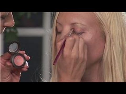Eye Makeup Tips : How to Apply Eye Shadow for Green Eyes