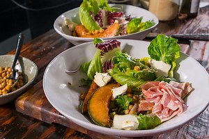 Bright and bursting with flavour 🤤, this #JustDelicious 😋 Cured Bacon, Melon & Chickpea Salad is the perfect cure for your Summer blues! 😎 . Want to see more? Find the full step-by-step video and recipe at https://bit.ly/2OgKNuI . Visit www.eskort.com/recipes.html for this and other #JustDelicious recipes. | Eskort Food