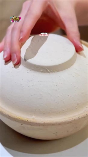 翻转大马吃喝玩乐 Eat Pray Love on Instagram: "KL市中心【农夫鲜生】一锅两吃瓦煲火锅Buffet送你吃鲍鱼啦！ OMG！🔥KL每次爆满人的【农夫鲜生 @farmerandchef.kl 】这次周年庆带着好康给大家啦！只要来这里聚餐直接免费送 #鲍鱼猪油渣瓦煲饭 这也太爽了吧！限时活动，快Jio朋友一起来聚餐啦！ 另外他们的Menu也是添加了5种新口味，而且都能一锅两吃！他家的价格也是保持不变，一人只要RM41.90就能无限任吃无限续汤！有多达100多种火锅食材任你搭，从海鲜、肉类、手工丸子、蔬菜通通无限任拿哦！ 这次推荐的新口味： 🦐印尼香茅咖喱老虎虾煲 ✨咖喱的酱汁真的很浓郁，带点微辣！而且还能吃到清香椰奶+香茅的味道！搭配虾一起吃真的回上瘾！他的虾也是给到蛮多只，而且每只都很鲜甜哦！ 💛金汤瑶池鸡腿煲 ✨这个小编个人很推荐！金黄色的汤底看起来真的很有食欲，而且汤底真的很香，有种满满胶原蛋白的感觉！而且还能吃到嫩滑的鸡肉哦！ 🌶️四川麻辣鸡腿煲 ✨麻辣控必点！里面有满满的料像是鸡腿肉、土豆、