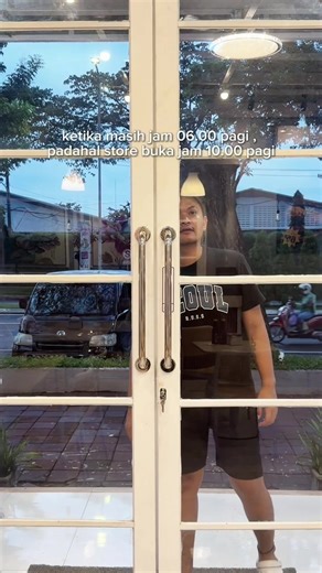 Jam 6 pagi, pintu masih tutup rapat. Tapi yang laper udah datang lebih dulu 🤭 Fix ini bukan soal jam buka, tapi soal perut. Cabang 1 : 📍JI. Delta Sari Indah AM No.42 Sidoarjo Cabang 2 : 📍 Jl. Puri Surya Jaya No.6F, Dusun Sruni #rubyskitchen #fyp #steakmurah #kelaparan #jokes