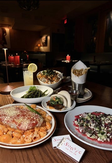 Located right on Newbury St, @Sonsie Boston is one of those iconic Boston spots that never go out of style!✨🤤 #bostonrestaurant #newburystreetboston #newburystreet #bostonfoodies #bostondatenight