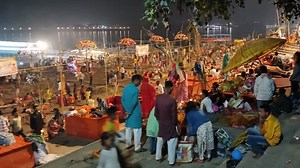 छठ पूजा; बनारस के घाटों पर उमड़ी भीड़, उगते सूरज को अर्घ्य देने के साथ 36 घंटे का निर्जला व्रत खत्म