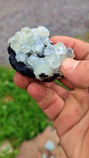 calcitas na beira da estrada #pedraspreciosas #cristais #quartzo #agata #calcita | Sandro Fiamoncini