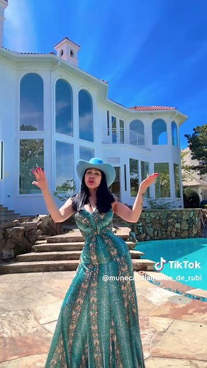 Disfrutando de mis hermosas, mansiones, feliz, contenta, como siempre perra y empoderar