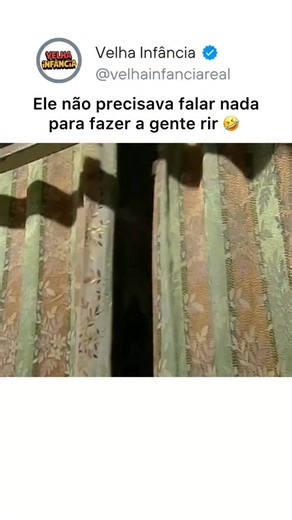 Velha Infância on Instagram: "Se você viveu os anos 80 e 90, isso aqui não é curiosidade… é memória afetiva 🧠✨ Nos anos 80, o VHS transformou a sala de casa em cinema. Rebobinar a fita fazia parte da experiência. Em 1980, o Pac-Man dominou os fliperamas e virou um fenômeno mundial. Os Simpsons estrearam na TV em 1989 e provaram que desenho também era para adultos. A internet discada começou a entrar nas casas nos anos 90, com barulho, paciência e curiosidade. Em 1995, o CD virou objeto de desej