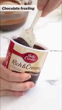 SWIRLED MINT FUDGE - an easy microwave fudge recipe with NO candy thermometer, NO complicated instructions, and NO chance of failure! 💚🤎💚🤎 Creamy chocolate fudge is swirled with green mint fudge for the ultimate easy summer treat. Six ingredients! Ten minutes of work! Get into it. 😉 Here’s the ingredients: ❇️ 1 bag (12 oz) semi-sweet chocolate chips. ❇️ 1 container (16 oz) prepared chocolate frosting. ❇️ 1 bag (12 oz) white chips. ❇️ 1 container (16 oz) prepared vanilla frosting. ❇️ 1 tsp m