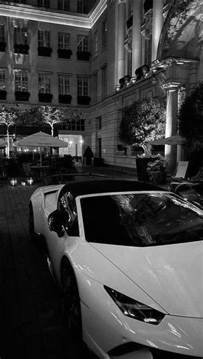 Destination Millionnaire on Instagram: "Dans cette vidéo de 9 secondes filmée à la salle, on assiste à une scène devenue instantanément virale : une femme assise sur un banc, verre à la main, tente très maladroitement de rester discrète… pendant qu’un homme effectue un deadlift juste devant elle. Spoiler : elle n’y arrive pas du tout 😅. Regard fixé, micro-expressions incontrôlables, tête qui s’incline, lèvres mordillées tout son langage corporel crie ce que son cerveau essaie encore de nier. Ce