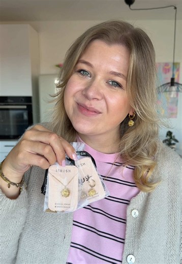 Gewinnspiel mit ICRUSH 🌼 Endlich wieder Sommer und umso wichtiger ist mir im Sommer wasserfester Schmuck. Ihr könnt jetzt dieses wunderschöne Set gewinnen 🥰 Dafür einfach: 1. Mir folgen & @ICRUSH 2. Das Video liken 3. Eine Person in den Kommentaren markieren Schon seid ihr im Lostopf Um nichts zu verpassen speichert euch den Beitrag ab. Ich werde zufällig einen Gewinner/eine Gewinnerin auslosen. Das Gewinnspiel endet am 06.06.2026 um 23:59 Uhr. *Teilnahmeberechtigt sind alle deutschen Einwohne