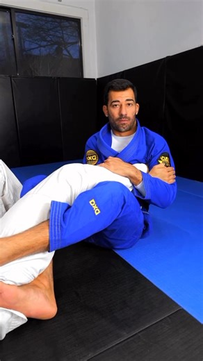 💥 Straight Foot Lock vs Reverse Foot Lock — Same Trap, Different Angles 😤🦶🔥 Two finishes. One setup. You catch the foot — they just don’t know which nightmare is coming. 😅 1️⃣ Control the leg and lock the same trap 2️⃣ Option A: Turn in → STRAIGHT foot lock (classic snap) 3️⃣ Option B: Turn out → REVERSE foot lock (spicy twist) 4️⃣ Same grip… two totally different screams 😮‍💨💀🔥 Different angles. Same suffering. Choose your ending. #bjj #jiujitsu #footlock #leglocks #straightanklelock #r