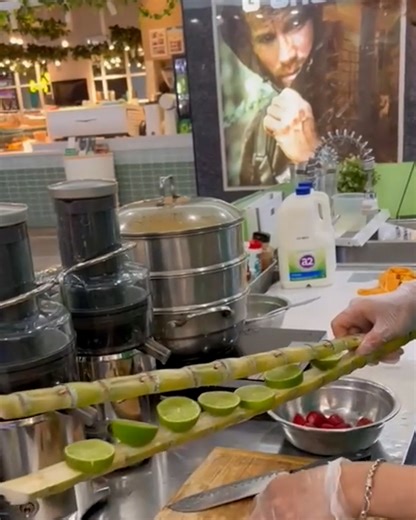 919K views · 10K reactions | The juice is extracted by passing the sugarcane stalks through the machine which crushes them 磻 | FOODbible | Facebook