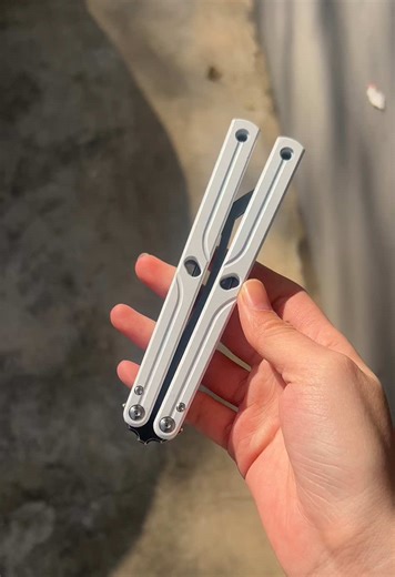 2 easy tricks to do on a balisong😎 #balisong #balisongtricks #skilltoys #aluminum #butterflyknife