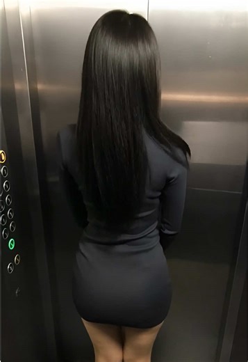 エレベーターでの女性の後ろ姿美人