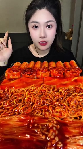 豆包美食挑战：吃爆辣拼盘体验