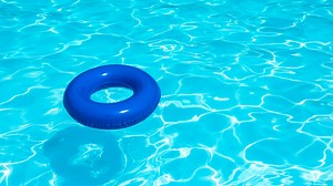 Docenas de piscinas al aire libre abren en Nueva York sin límites de capacidad