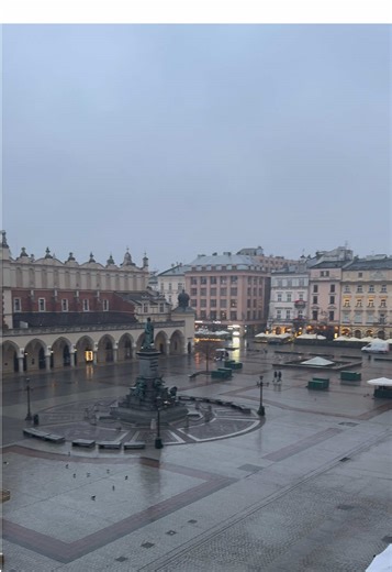 Krakow in December 🇵🇱 Old Town covered in lights, Wawel Castle in winter, and cozy cafés everywhere. Perfect for a winter city break ☕❄️#krakow #poland #travelinpoland #christmasinpoland #christmasinkrakow