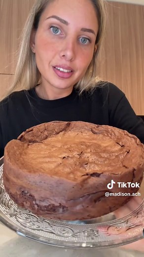 Gâteau pessah sans gluten et sans lactose juste merveilleux by Mad 🤎 🫶🏼 110g de margarine ( ou de beurre si tu veux ) 150g de chocolat noir 5 œufs 2 cs de cacao non sucrée 100g de sucre blanc 2 cs de poudre d’amande Fais monter les œufs et le sucre pendant environ cinq minutes, fouette jusqu’à que le mélange double de volume, Ensuite fait fondre ton chocolat noir et rajoute ta margarine fondue dans le chocolat remue bien pour que ce soit homogène, Rajoute ensuite le chocolat avec la margarine