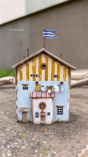 Charming driftwood miniature house ☀️🏖️ #driftwood #miniature #driftwoodart #beachhousedecor