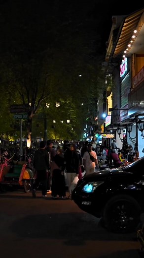 Jalan Malioboro,nama jalan ikonik di pusat kota Yogyakarta yang menjadi salah satu destinasi wisata utama dan terkenal sebagai pusat kebudayaan, seni, dan kuliner. Jalan ini membentang dari Tugu Yogyakarta hingga ke perempatan Kantor Pos Yogyakart dan menjadi pusat perekonomian dan pariwisata kota. Di sepanjang jalan ini, kita bisa menemukan pedagang kaki lima yang menjual kerajinan khas Yogyakarta, berbagai macam kuliner,dan menjadi tempat berkumpulnya para seniman. #travel #indonesia Judul lag