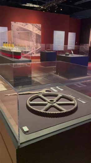 In Titanic - Die Ausstellung Potsdam kannst du über 200 Original-Artefakte entdecken - geborgen vom Wrack der Titanic. Erfahre mehr über die Geschichte der Artefakte und über die Bergung dieser. #titanic #artefakte #bergung #potsdam