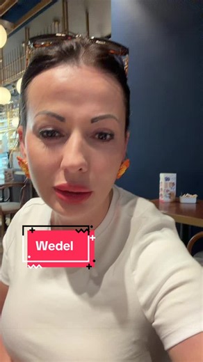 Jeśli będziecie kiedyś w Świnoujściu, to koniecznie zajrzyjcie do restauracji Wedla. 🤎 My byliśmy tam na śniadaniu i zdecydowanie możemy polecić to miejsce. Wszystko było naprawdę pyszne, a praliny… po prostu rewelacyjne! 😍 Zresztą zobaczcie sami – pokazujemy Wam, jak to wyglądało. To nie jest jedyna taka restauracja w Polsce, więc jeśli gdzieś po drodze traficie na Wedla, warto wstąpić i spróbować. #EWedel #Świnoujście #Śniadanie #Foodie #Podróże