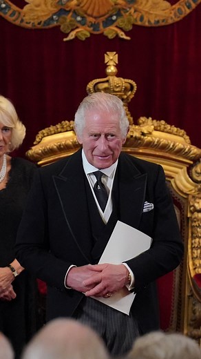 WHOOPSEE on Instagram: "«Prince Charles Philip Arthur George è ora Carlo III». Proseguono i passaggi tecnici dell’insediamento del nuovo monarca, con la proclamazione formale davanti al Consiglio di adesione, un gruppo composto da membri della famiglia reale, il primo ministro e altri politici di alto livello e l’arcivescovo di Canterbury. Al St James’s Palace, la residenza ufficiale del sovrano, è stato firmato il proclama da parte del principe William, alla presenza della Regina consorte Camil