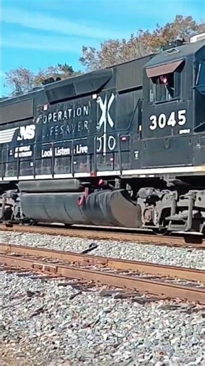 GREAT HORN on 3045 OLS Unit LEADING P43!#fasttrains #norfolksouthern #railroad #railfan