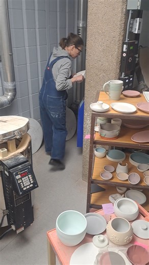 glaze firing and loading the kiln #ceramic #kiln #pottery