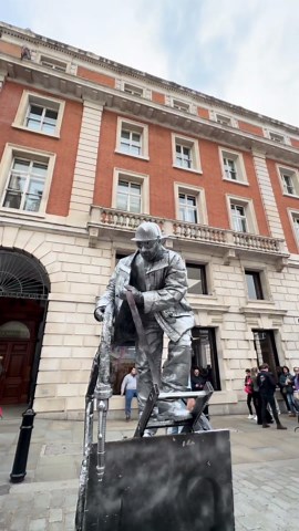 How I work with all my floating and levitating acts.#performer #art #livingstatue