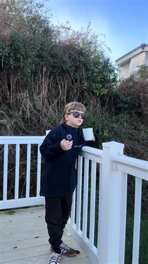 🎥 MOVE OVER, ESTATE AGENTS… ERIC’S BACK 🎥 Today’s holiday home tour is hosted by Eric, age 8 🤯 Zero waffle. Full confidence. Absolute natural. A lovely starter holiday home with decking for just £24,995 — and somehow Eric sells it better than most adults 😂 ⚠️ Warning: • You will smile • You might want one • Eric may be our future sales manager 👉 Watch till the end 👉 Try not to grin 👉 Message us if you want to see it in real life #goldensands #dawlish #devon #fyp #explorepage✨