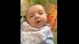 Moment incredibil. Un bebelus a rostit primul sau cuvant la doar 7 saptamani, in timp ce era filmat de mama sa. VIDEO