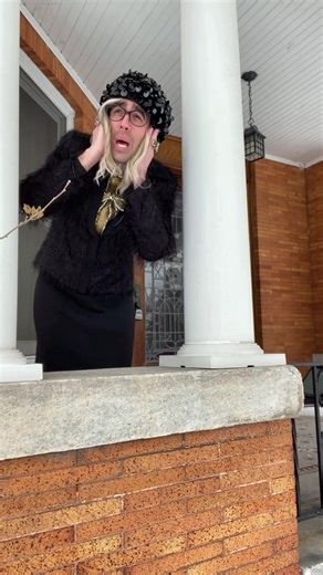 But how do you blow snow??? #schittscreek #snow #moirarose #winterstorm