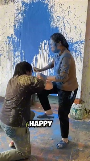 a painter draw his girlfriend in a super realistic water painting