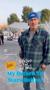 ❄️ A Return to Stars Hollow ❄️ Behind the scenes of the Walmart commercial! 🎥 More pics & videos to come… ☕️ - Scott 🧢 @topfans . . . . #gilmoregirls #lukedanes # #starshollow #warnerbros #Walmart #coffeecoffeecoffee #lukeandlorelai #laurengraham #scottpatterson #seangunn #iwishiwasinstarshollow | Scott Patterson