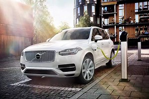 【低環境負荷とパワーの両立 PHEV】 XC90とV90には、PHEV（プラグインハイブリッド）のT8 Twin Engine AWDを設定。 320馬力のDrive-Eエンジンと、87馬力の電気モーターを組み合わせることで、圧倒的なパワーと小型車なみの低燃費を実現しました。 パフォーマンスと高効率。ふたつの顔を持つT8 Twin Engine AWDなら、パワーを得るために何かを妥協する必要はありません。 http://www.volvoca.rs/01LHq5 | Volvo Car Japan / ボルボ・カー・ジャパン