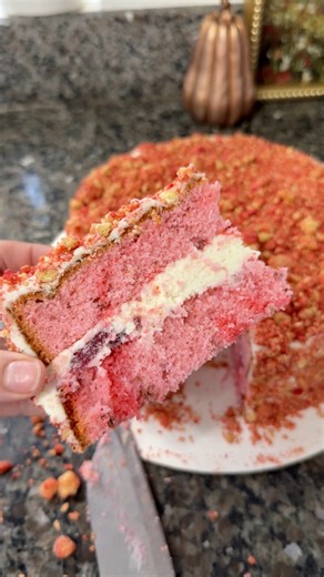 This is how I made my husband birthday strawberry crunch cake! It was seriously addicting 🤩 You’re gonna need 🍓 Betty Crocker strawberry cake mix 4 eggs 1 cup of milk 1 cup of flour vanilla extract strawberry extract 1/2 cup sugar 1/2 cup of sour cream 1/4 cup oil 1/4 cup salted butter Crunch Recipe: 20 golden Oreos 2 tbs strawberry jello 2 tbs melted butter ##strawberry##baking##cake##strawberrycake##cakedecorating | Berrylicious Sweets