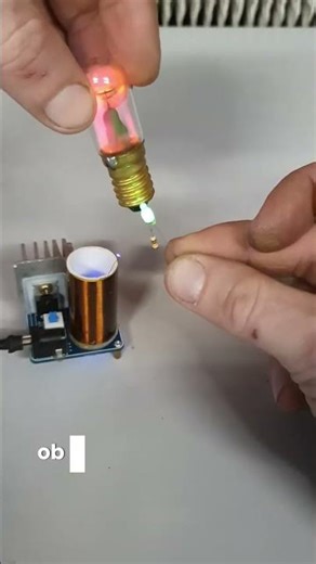 V tomto videu otestujeme mini Teslův transformátor🔥 #how #tesla #neon #technology #light #shorts