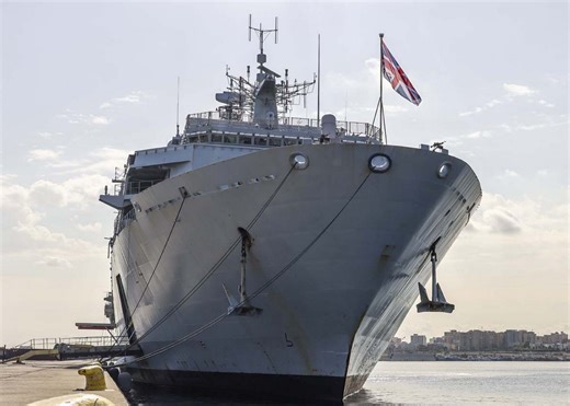 HMS Albion being used to get HMS Bulwark ready for handover