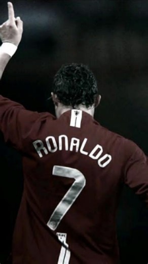 @5.amerika on Instagram: "日本利用压电瓷砖将脚步转化为电能。这些瓷砖捕捉来自你脚步的动能。当你行走时，你的重量和动作会对瓷砖产生压力。瓷砖会轻微弯曲，从而产生机械应力。瓷砖内部的压电材料将这种应力转化为电能。每一步都会产生少量电荷，而数百万步结合在一起就能产生足够的电力来驱动 LED 灯、数字显示屏和传感器。在像涩谷车站这样繁忙的地方，每天大约有 240 万个脚步为这一系统作出贡献。这些电能可以被储存或立即使用，从而减少对传统电力来源的依赖，并支持可持续的城市基础设施。这种方法将日常运动转化为实用的可再生能源 #日本 #知识 #事实 #你知道吗 #推荐 #科技 #创新 #历史 #技术 #实验 #热门"