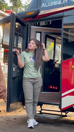 Always looks beautiful Lina Ozora bus driver 🌷 #bus #agramas #busmania #reels | Bang Jarwo Sopo