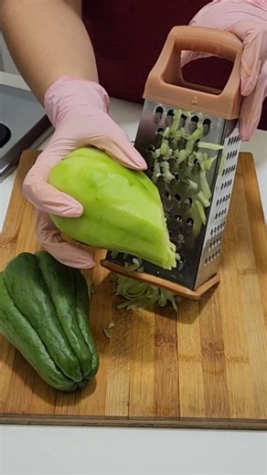 Tamiris Figueira on Instagram: "MORRIA E NÃO SABIA assim o chuchu fica muito mais gostoso 😋 Ingredientes: 2 Chuchus 3 Ovos Sal , Orégano Noz moscada e Pimenta do reino 1 Xícara de farinha 1 colher de café Fermento Químico #chuchu #receita #culinária #comofazer #suflê"